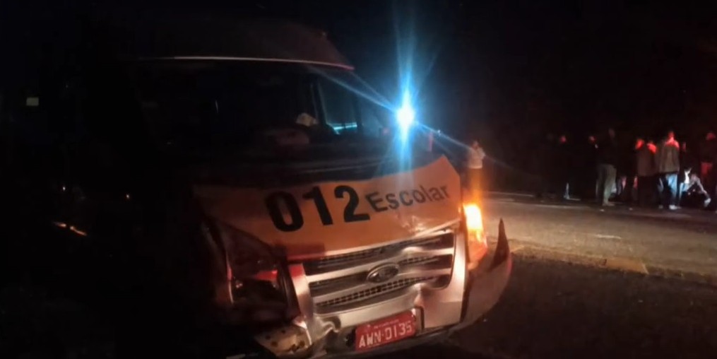 Idoso morre atingido por van escolar em Campo Magro