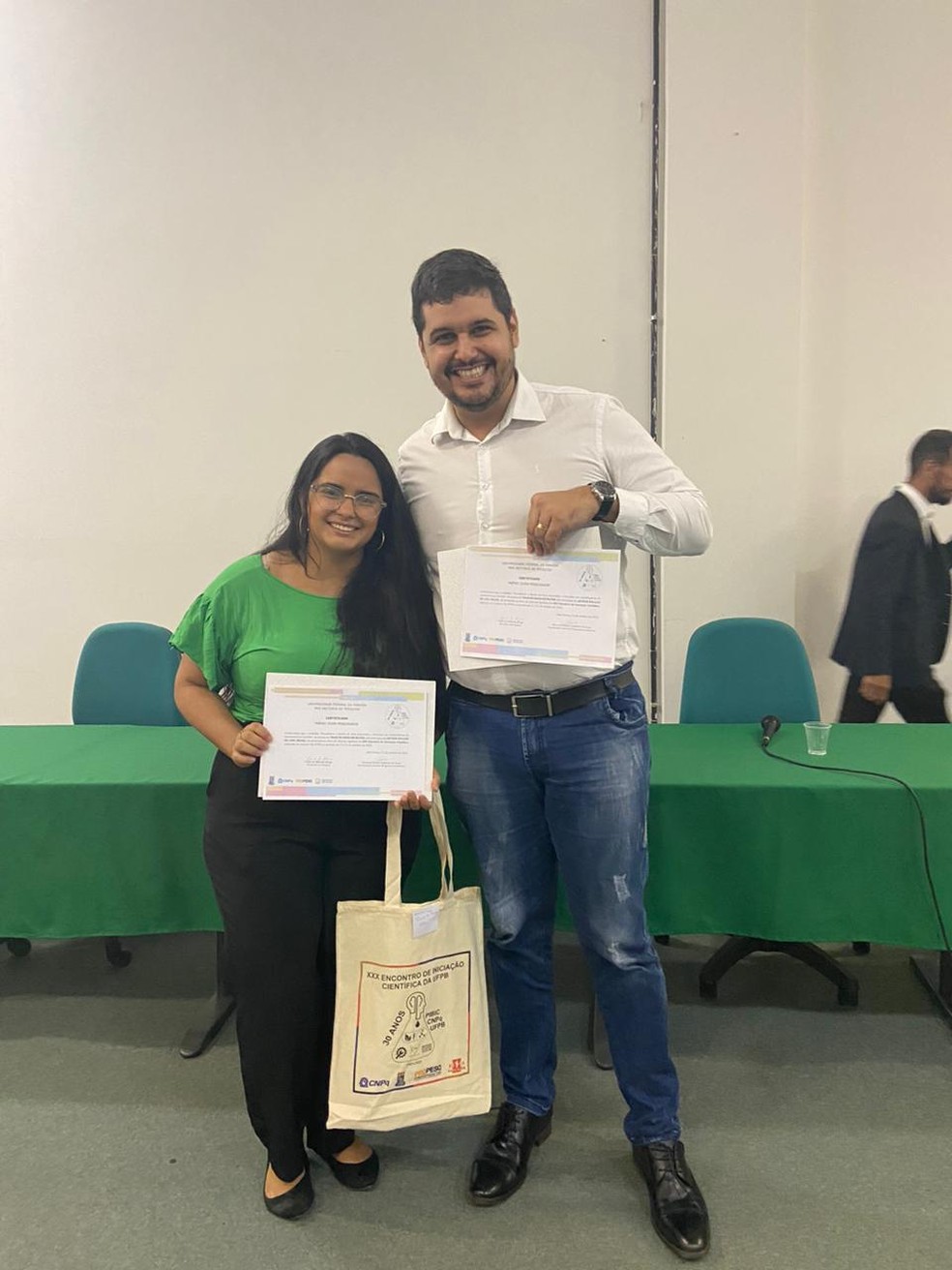 Pesquisador Arthur Willian ao lado de uma das autoras da pesquisa, Thais de Sousa de Matos, estudante de gradua��o do curso de Biomedicina da UFPB � Foto: Arthur Willian/Arquivo Pessoal