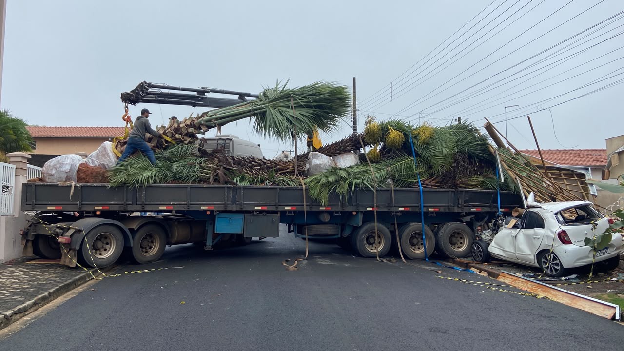 Vídeo: carreta desgovernada atinge carros e destrói frente de casa em Limeira; motorista sai pela janela