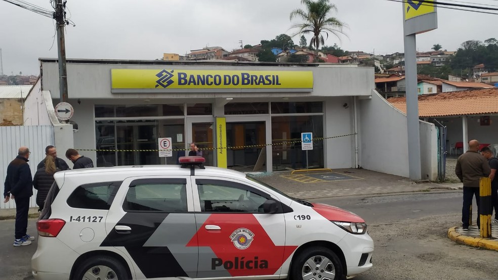 Criminosos explodem agências bancárias e trocam tiros com a polícia no interior de SP. — Foto: Peterson Grecco/TV Vanguarda