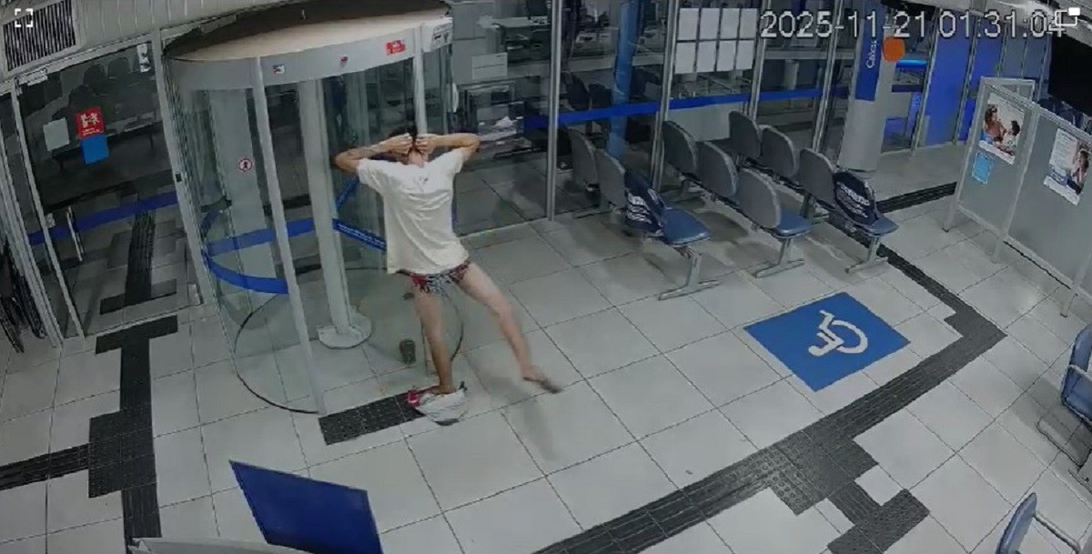 VÍDEO: Ladrão entala em porta giratória e fica de cueca durante invasão a banco em MG