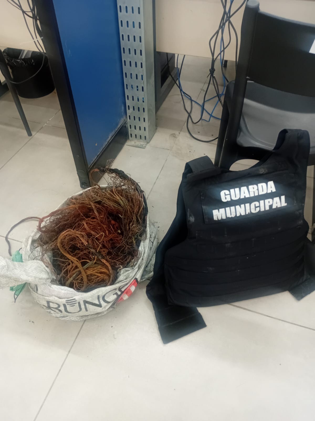 Dupla é presa por roubo de cabos em Volta Redonda