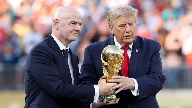 Presidente da FIFA recebeu US$ 1,7 milhão não declarado da Copa do Mundo, diz TV