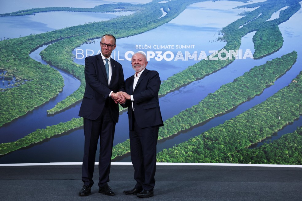 O presidente Luiz Inácio Lula da Silva e o chanceler da Alemanha, Friedrich Merz, se cumprimentam após reunião bilateral durante a Cúpula do Clima de Belém, evento preparatório para a COP30, nesta sexta-feira (7). — Foto: REUTERS/Adriano Machado
