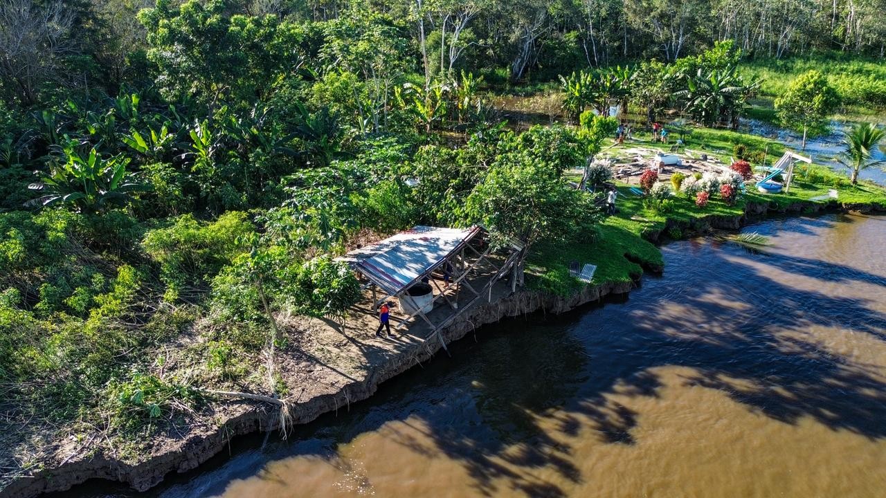 'Em menos de meia hora, vimos tudo sumir', diz agricultor após perder terreno para fenômeno de terras caídas no AM