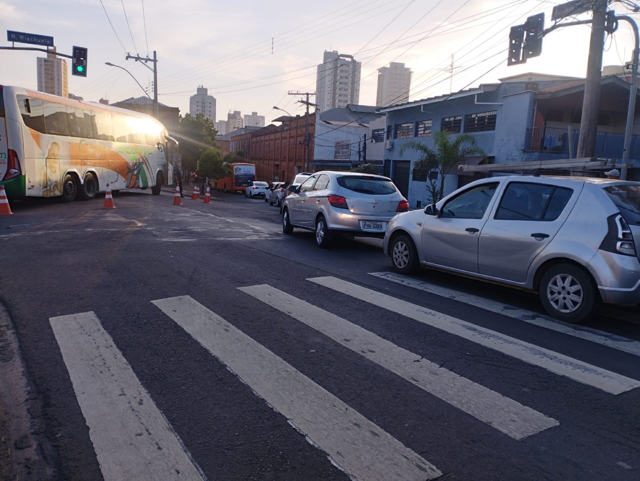 Ônibus quebra e causa lentidão em avenida no Centro de Piracicaba
