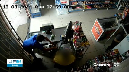 Câmera de segurança flagra suspeito cometendo assalto em mercadinho na capital