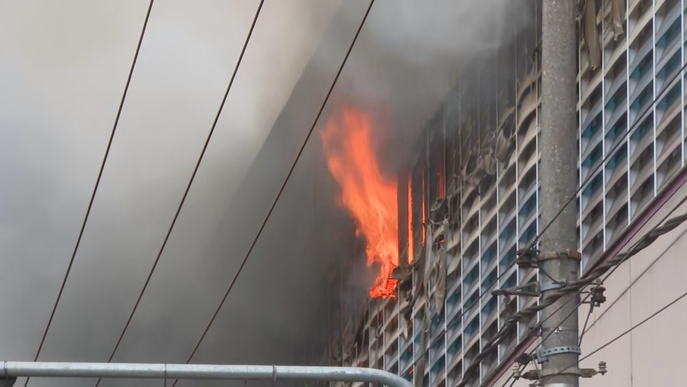 Fogo durante incêndio em shopping na região do Brás — Foto: TV Globo