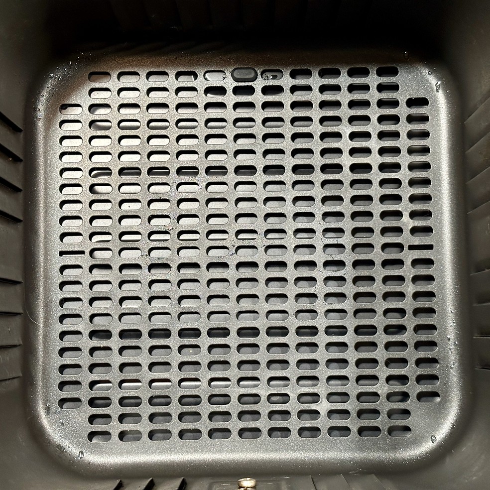 Gaveta da airfryer após uso da forma de silicone — Foto: Henrique Martin/g1