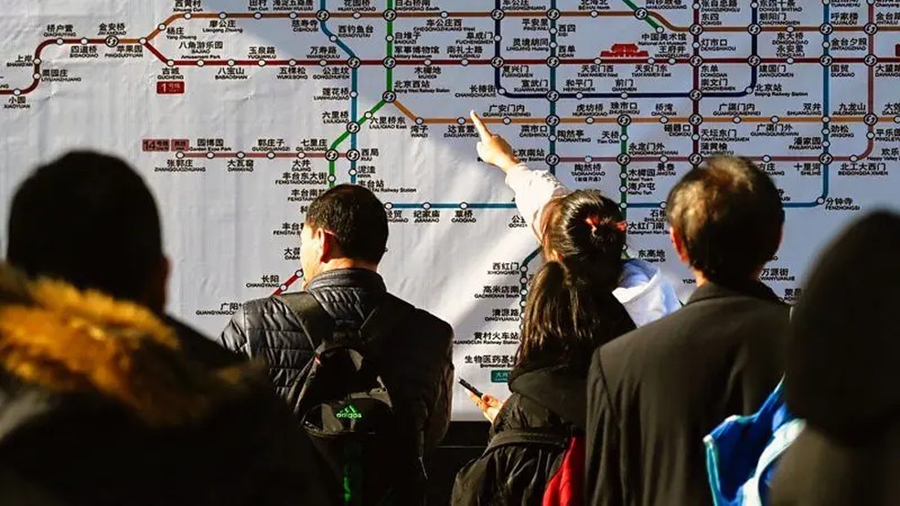 A tecnologia de tradução ao vivo facilitará o trânsito por lugares como o sistema de metrô de Pequim, na China — Foto: Getty Images via BBC