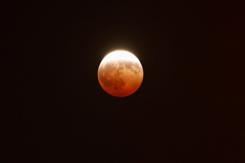 A Lua � vista durante eclipse lunar parcial no c�u de Ciudad Ju�rez, no M�xico, nesta quinta-feira (27). � Foto: Jose Luis Gonzalez/Reuters