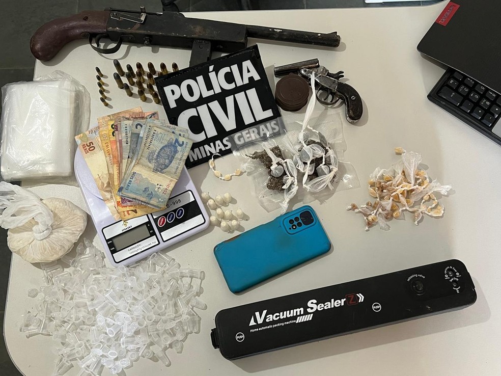 Arma, munições, dinheiro e drogas foram apreendidos durante a operação. — Foto: Polícia Civil/Divulgação