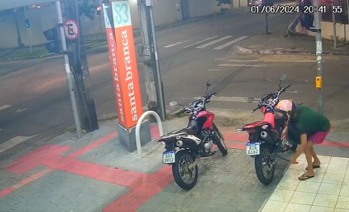 Moto comprada há uma semana é furtada em 20 segundos em Fortaleza; vídeo