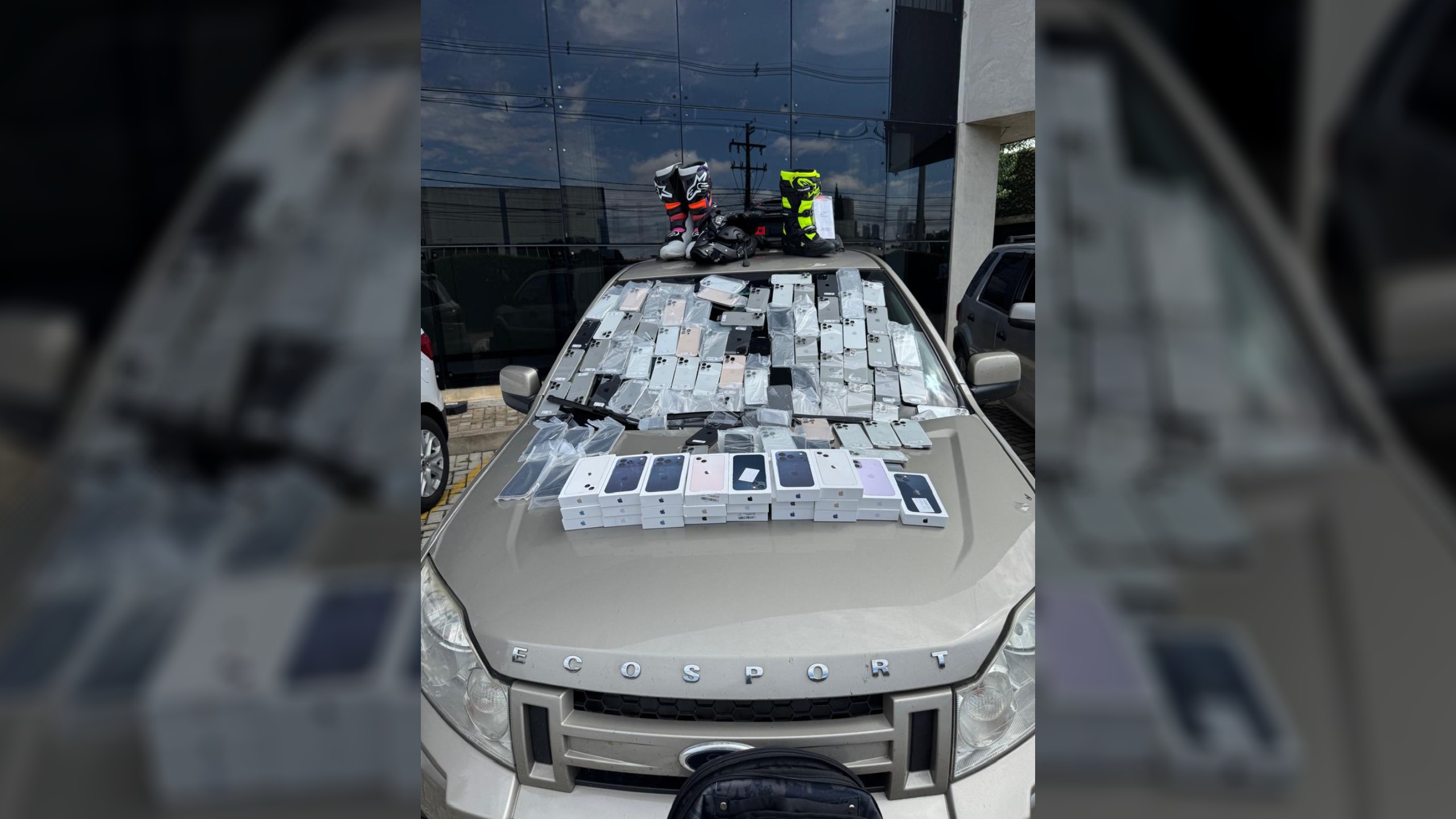 Comboio de carros chama atenção no PR, motoristas dão 'informações desconexas' e PF encontra carga milionária de celulares