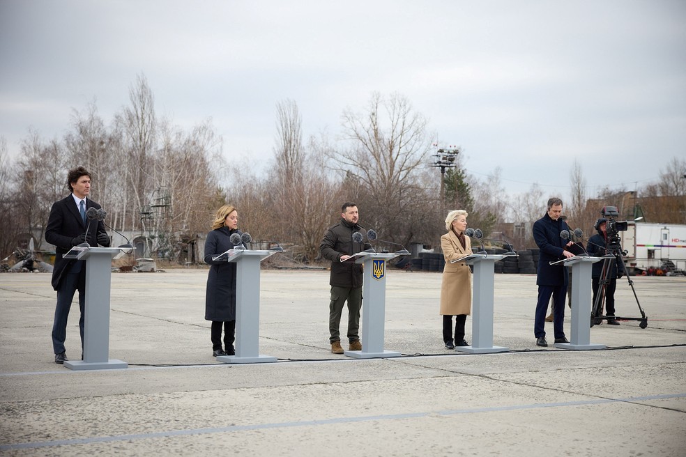 Presidente da Ucrânia, Volodymyr Zelensky, durante uma declaração conjunta com a presidente da Comissão Europeia, Ursula von der Leyen, a primeira-ministra italiana, Giorgia Meloni, o primeiro-ministro da Bélgica, Alexander De Croo, e o primeiro-ministro do Canadá, Justin Trudeau. — Foto: Reuters