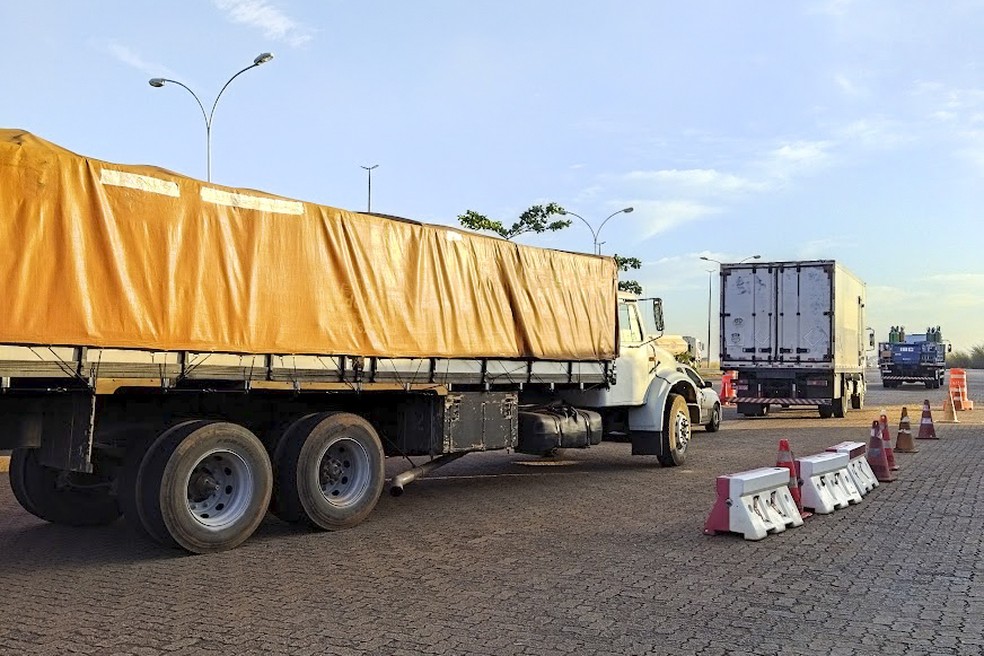 Caminhão com mercadoria em rodovia do DF — Foto: Divulgação/Secretaria de Fazenda do DF