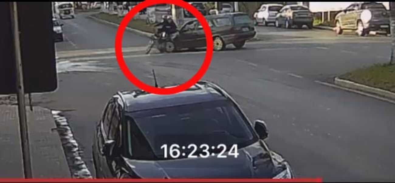 VÍDEO: Casal é arremessado após moto ser atingida por carro em MG