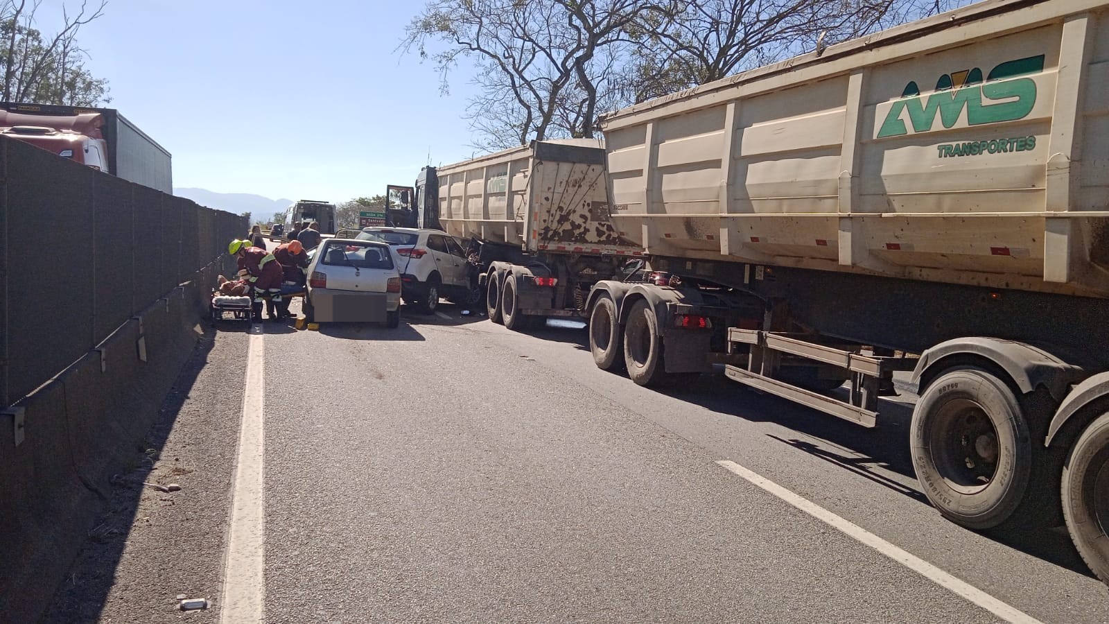 Acidente entre veículos interdita trecho e deixa pessoa ferida na Via Dutra, em Barra Mansa