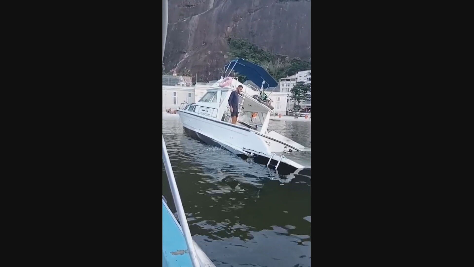 Corpo de Bombeiros atende lancha à deriva na Praia da Urca