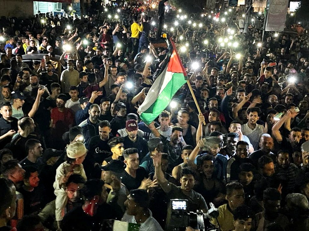 ARQUIVO: Palestinos comemoram nas ruas após anúncio de cessar-fogo entre Israel e Hamas, em 2021 — Foto: Ibraheem Abu Mustafa/Reuters