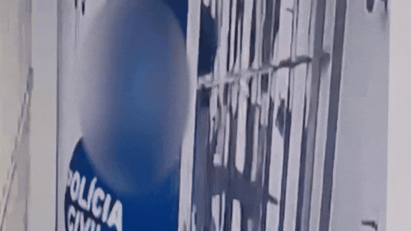 Vídeo mostra momento em que empresário preso agride policial em delegacia de Vila Velha