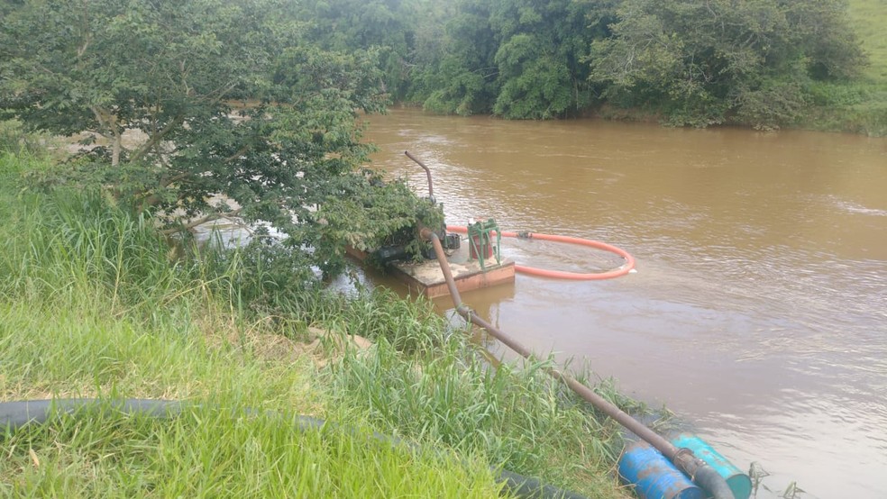 Extração mineral em rio (foto de arquivo) — Foto: Divulgação