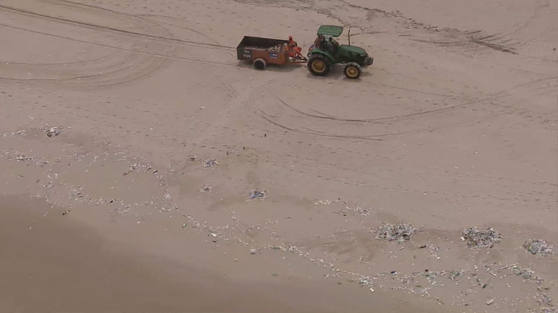 Comlurb usa trator e reforça limpeza após mar arrastar lixo depois de chuva na praia de São Conrado 