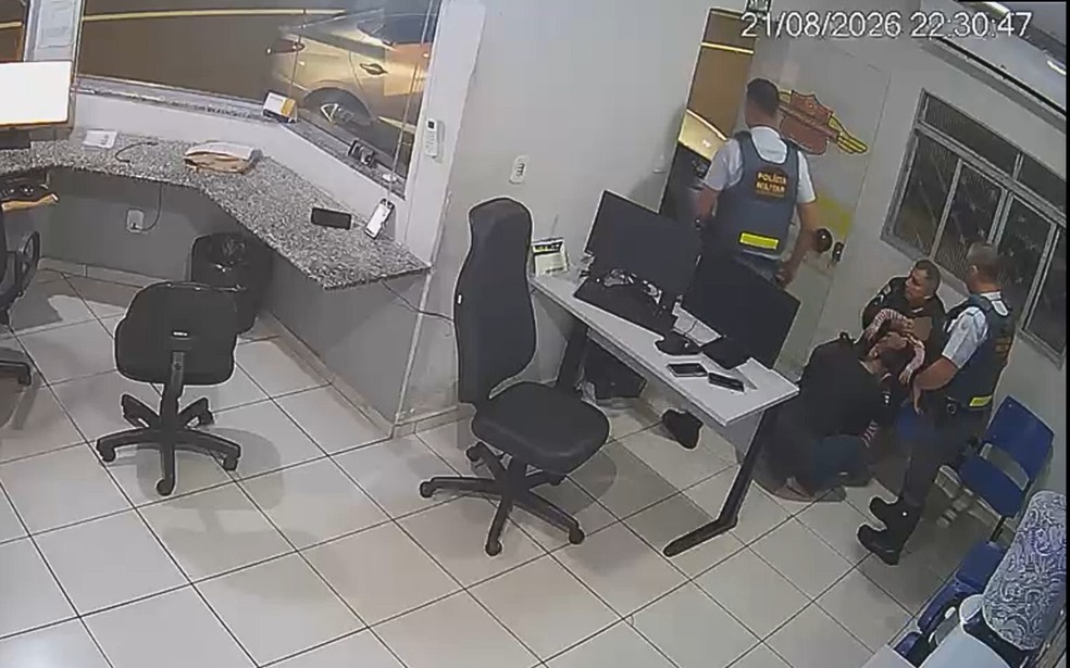Policias salvam vida de criança engasgada em base rodoviária no interior de SP — Foto: Reprodução/Câmera de Segurança