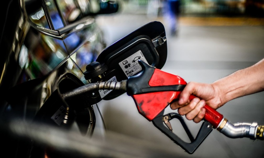 Gasolina teve destaque de alta, com ganho de 4,75% no mês, além de contribuição de 0,23 p.p. no IPCA. — Foto: Marcello Casal Jr/Agência Brasil