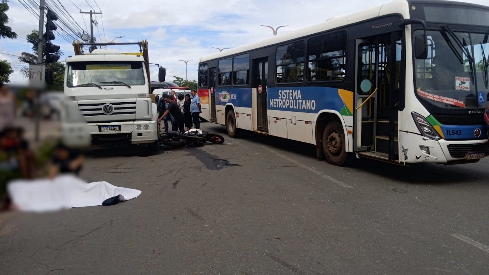 VÍDEO: Motociclista morre após acidente entre moto, caminhão e ônibus do transporte semiurbano em São Luís