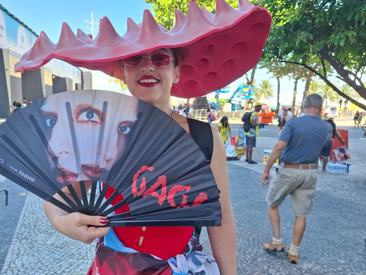 Fãs de Lady Gaga fazem ‘sinfonia’ com milhares de leques em Copacabana; vídeo