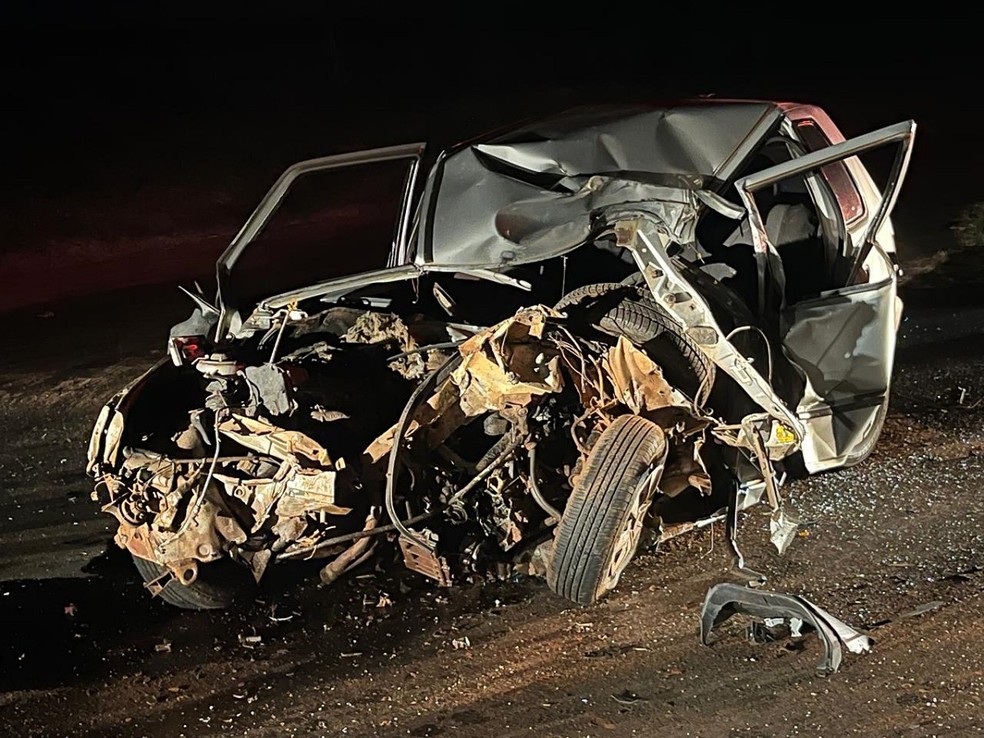 Homem que dirigia carro morreu após acidente com ônibus na Rodovia David Eid — Foto: Beno Bond/Nova TV/Reprodução