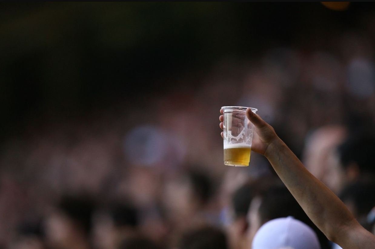 Câmara de Porto Alegre aprova projeto que libera venda de bebidas alcoólicas em estádios e reacende debate sobre tema