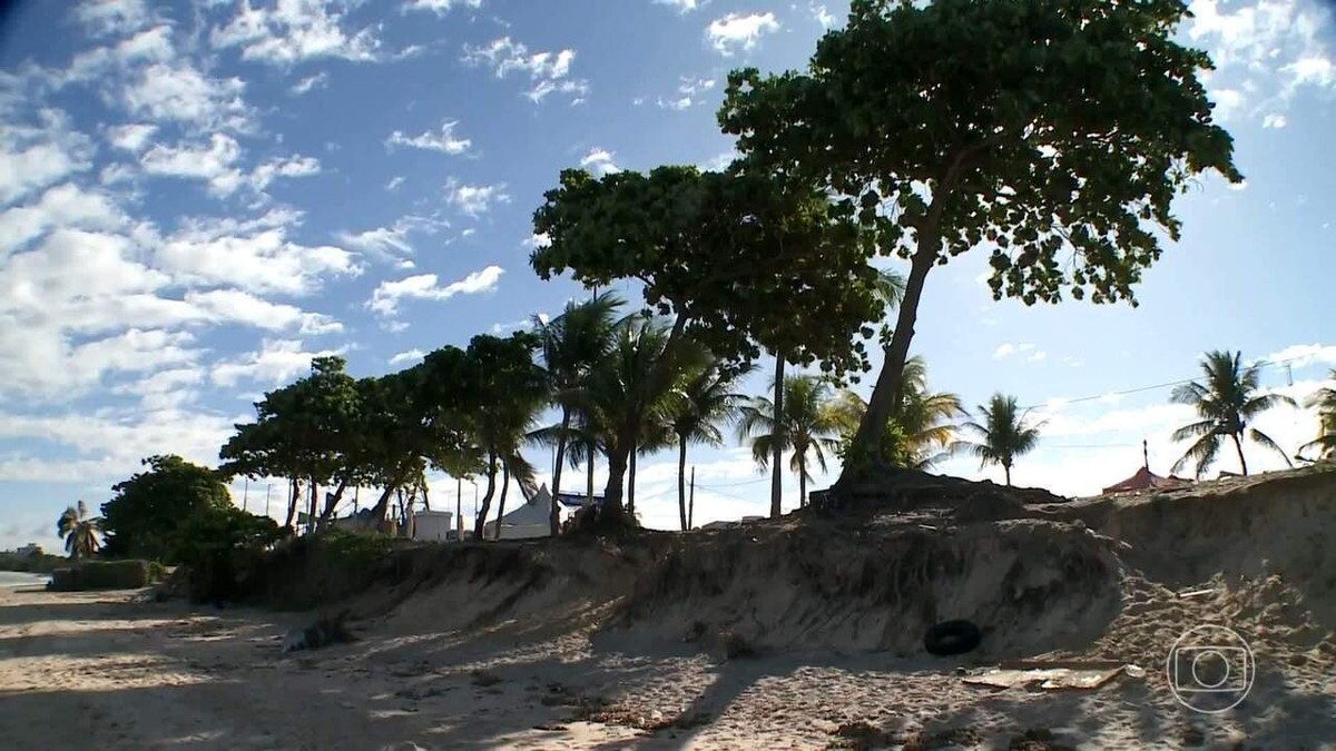 Avanço do mar transforma praias da Paraíba