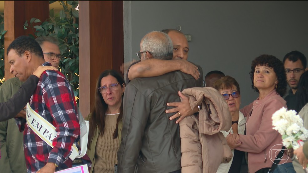 Corpo de Juliana Marins é enterrado em Niterói (RJ) 13 dias depois da queda em um vulcão na Indonésia | Jornal Nacional | G1