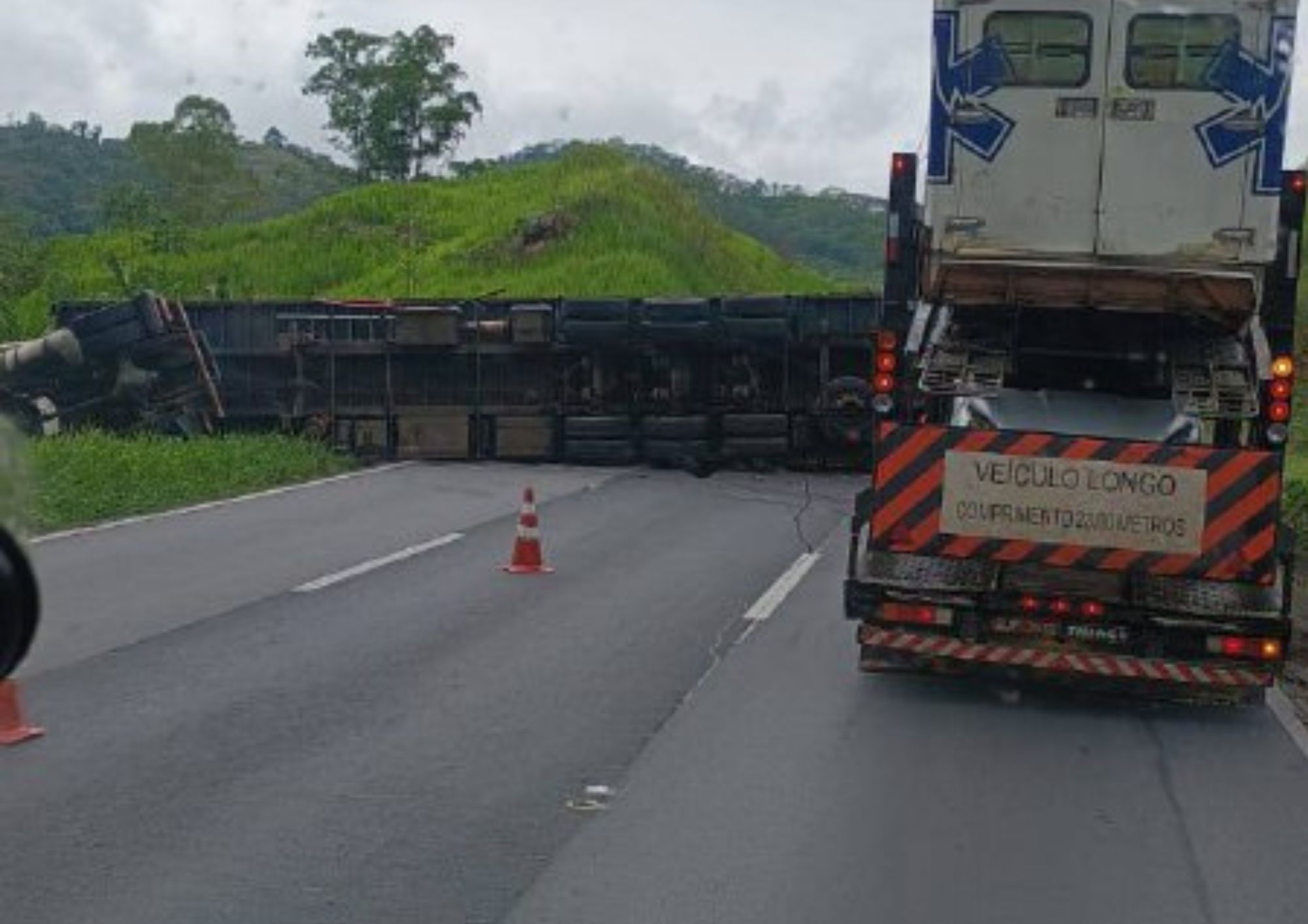 Carreta fica atravessada em pista e provoca congestionamento na Rodovia Régis Bittencourt 