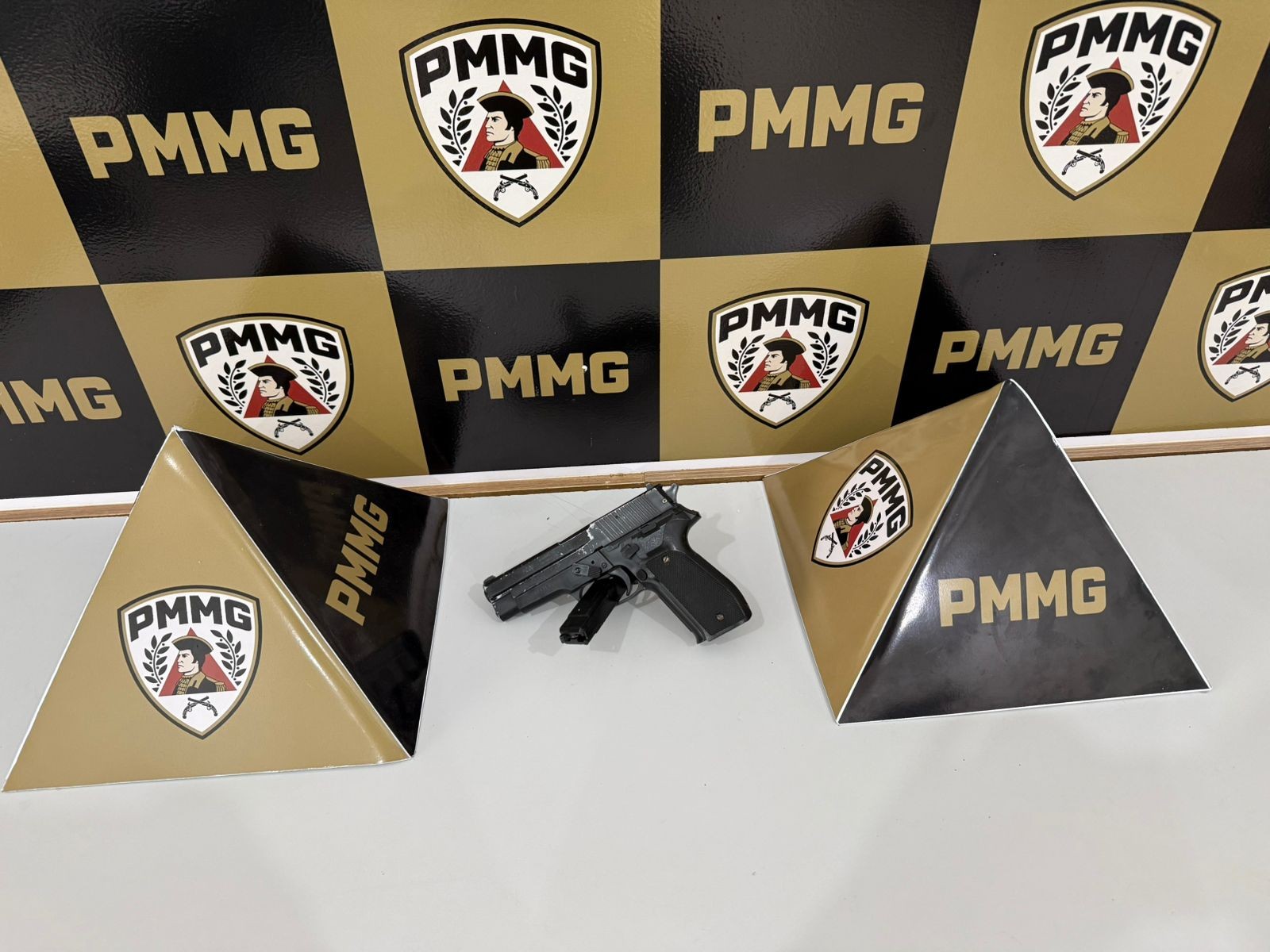 Homens são presos após perseguição com troca de tiros durante ocorrência de violência doméstica em Jaíba