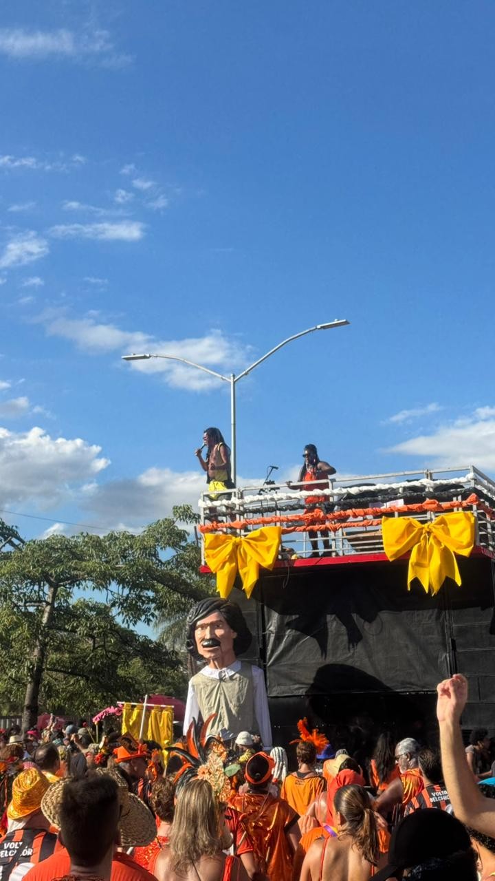 Bonecão de Belchior vira destaque em bloco de carnaval de BH que homenageia cantor cearense 