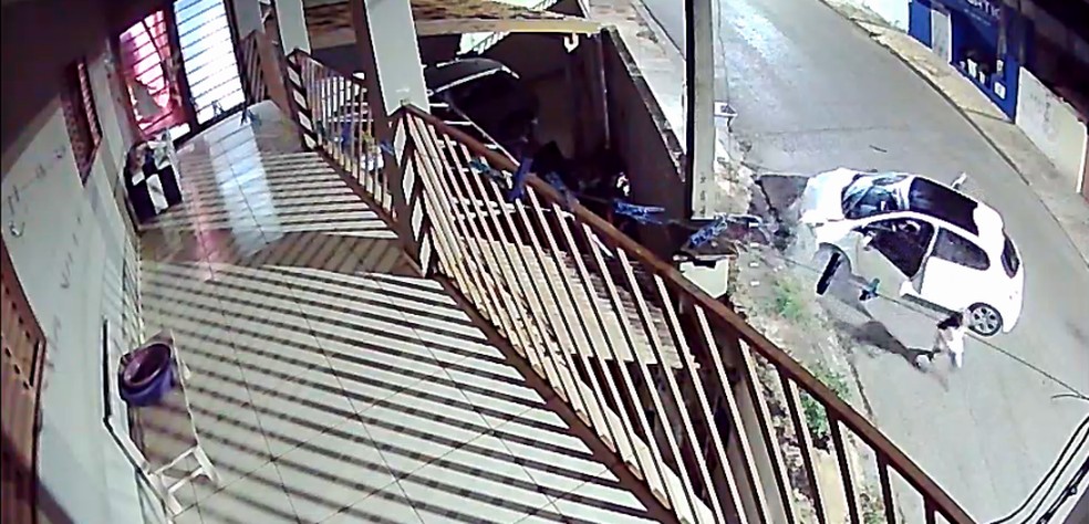 Criança de 10 anos dirige carro e bate contra muro de casa em Itapeva (SP) — Foto: Reprodução/Guarda Municipal de Itapeva