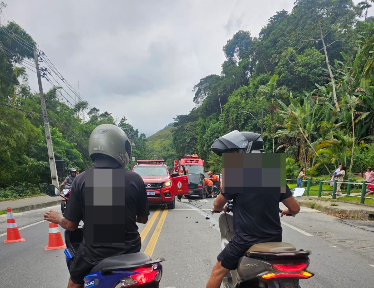 Acidente entre três carros deixa pessoa ferida na BR-101, em Angra dos Reis