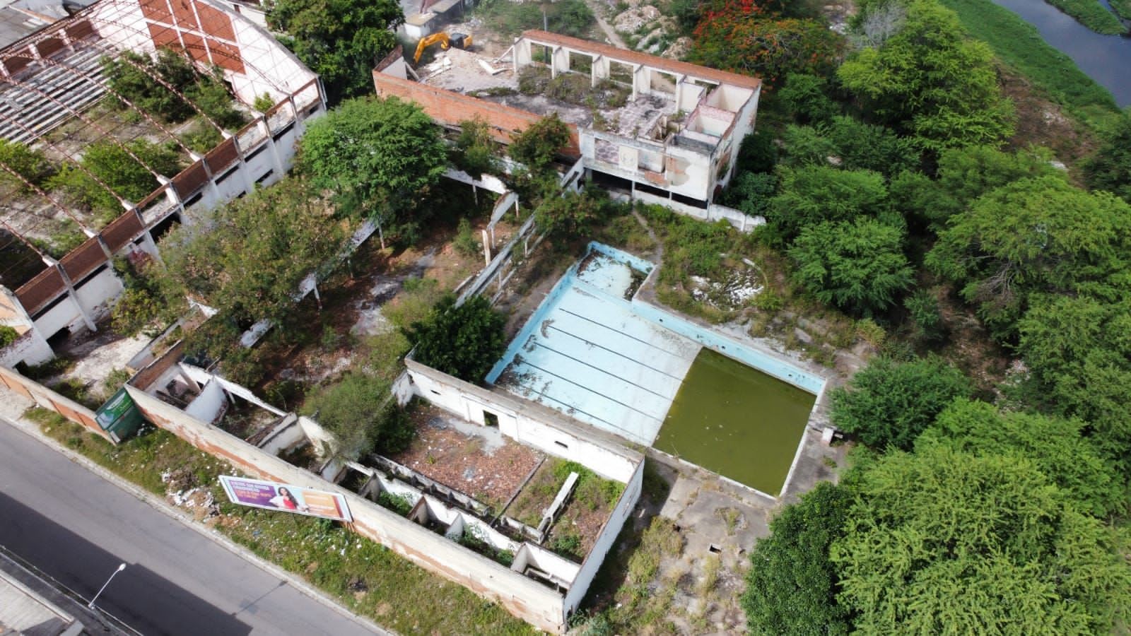 Demolição do antigo Comércio Futebol Clube é suspensa por risco a residência em Caruaru