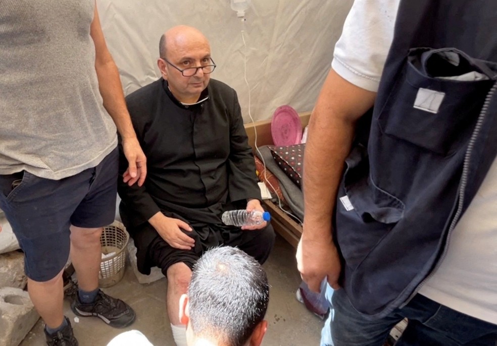 Padre argentino Gabriele Romanelli, pároco da Igreja da Sagrada Família em Gaza, recebe atendimento após ficar ferido em ataque à igreja em 17 de julho de 2025. - Foto: REUTERS/Dawoud Abu Alkas