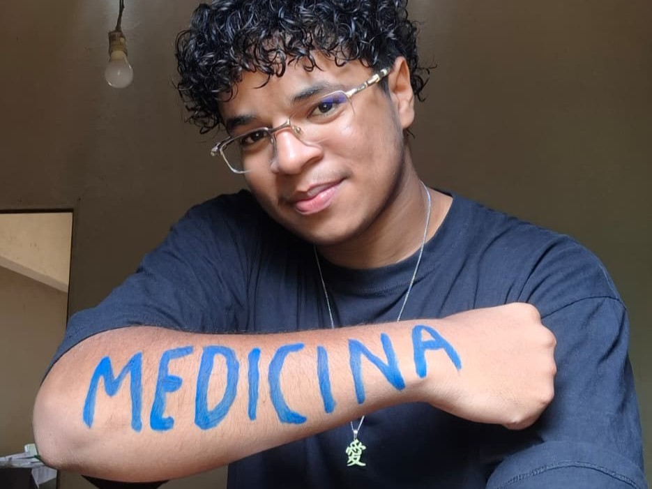 Aprovado em Medicina, ex-monitor é inspiração para Programa Oportunidade Jovem