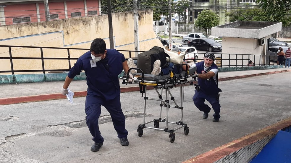 Passageiros sendo atendido no Hospital Monsenhor Walfredo Gurgel — Foto: Sérgio Henrique Santos/Inter TV Cabugi