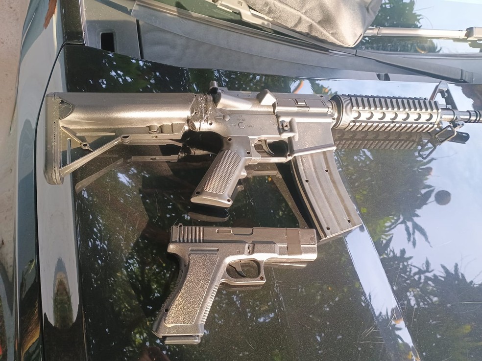 Durante o cumprimento dos mandados de busca, a PF apreendeu simulacros de arma de fogo, além das armas funcionais pertencentes aos policiais militares. — Foto: Divulgação/Polícia Federal