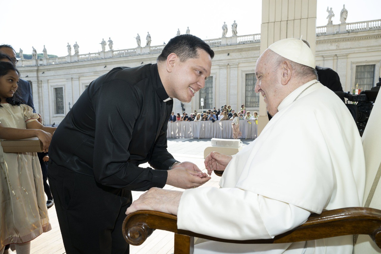 Padre nascido em Nantes lembra contatos com papa Francisco: 'Ele me olhou com o mesmo afeto, ouviu com atenção e me abençoou'