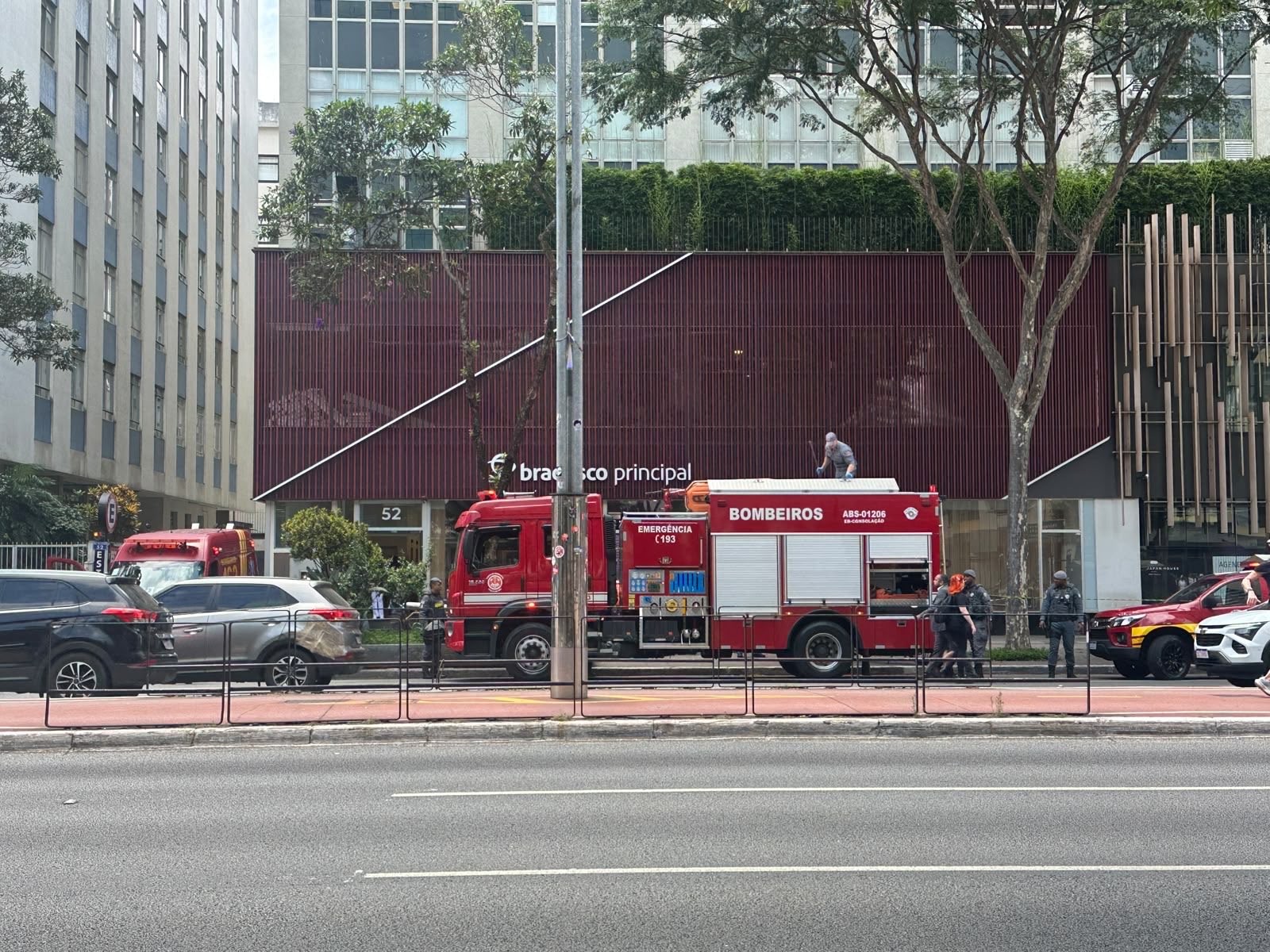 Boca de lobo explode e deixa 3 pessoas feridas na Avenida Paulista, em SP