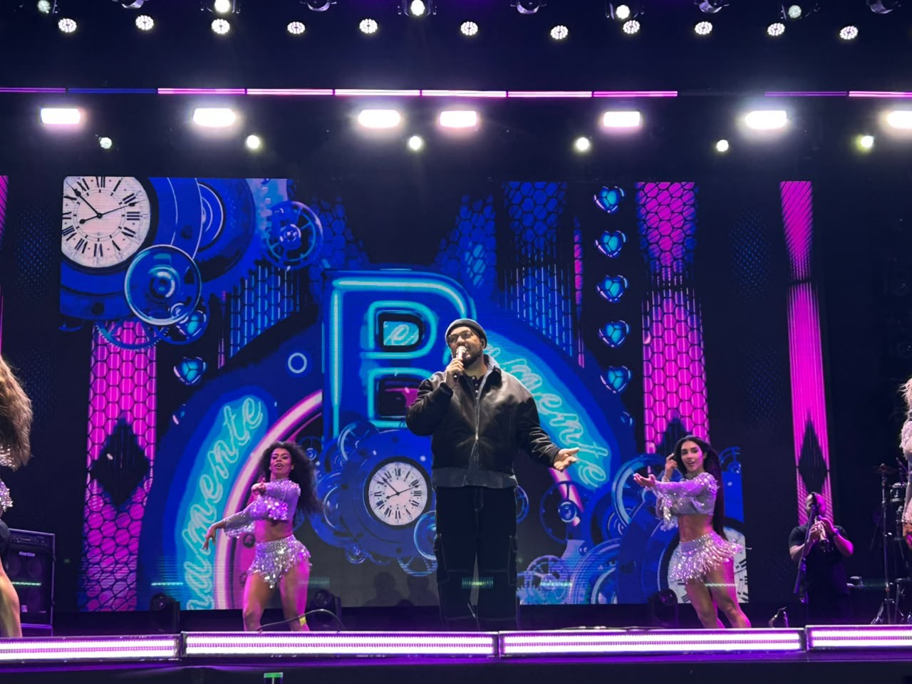 Belo embala românticos e encerra última noite do Festival de Inverno Bahia com sucessos da carreira