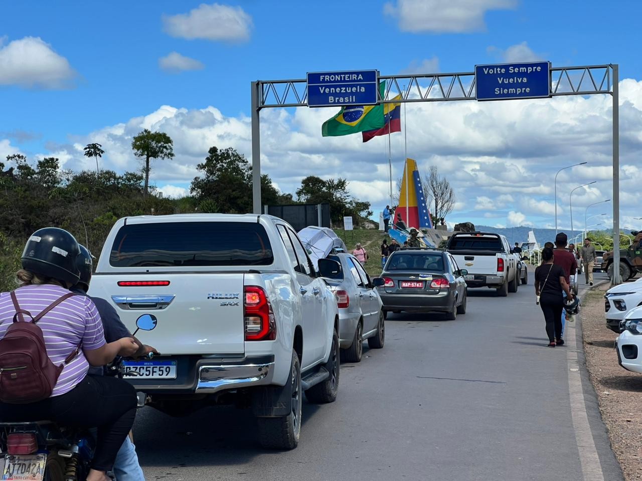 Vistoria do Exército provoca fila de carros e motos na fronteira do Brasil com a Venezuela