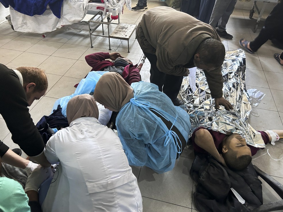 Palestinos feridos na Faixa de Gaza em 24 de fevereiro de 2024 — Foto: Mahmoud Essa/AP